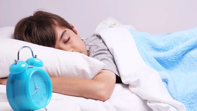 Ngủ đủ giấc và đi ngủ sớm để duy trì hormone tăng trưởng