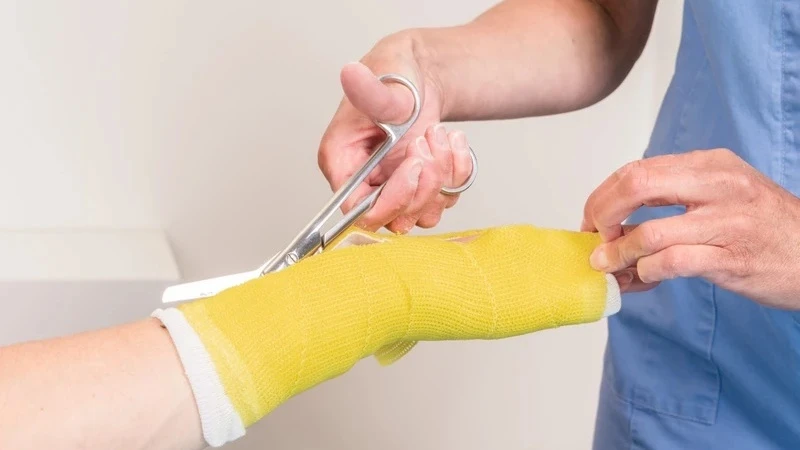 Không tự ý tháo bột khi chưa được bác sĩ cho phép, ngay cả khi cảm giác đau đã giảm