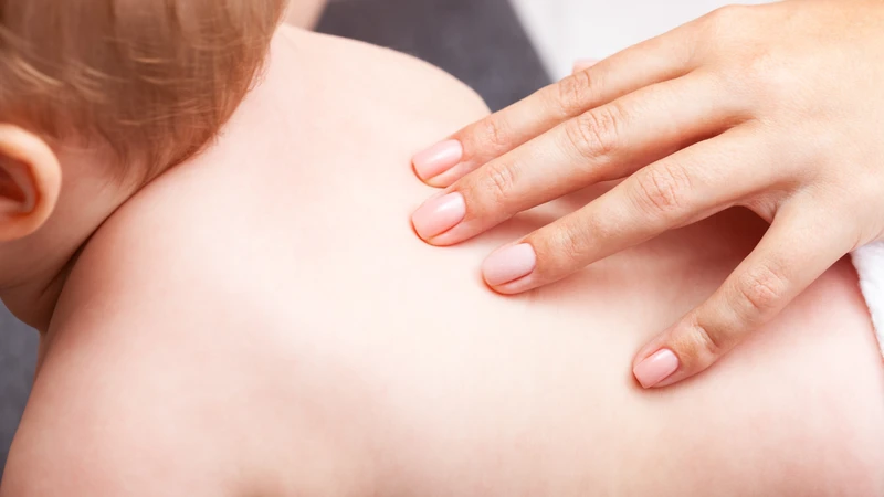Vỗ rung đúng kỹ thuật là cách tiêu đờm cho trẻ dưới 1 tuổi an toàn