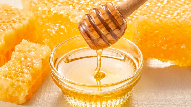 Không được dùng mật ong cho trẻ dưới 1 tuổi