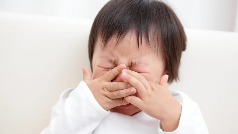 Trong tuần khủng hoảng, bé có thể quấy khóc và bám bố mẹ nhiều hơn