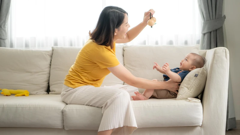 Dành thời gian bên bé giúp trẻ cảm thấy an toàn và được yêu thương