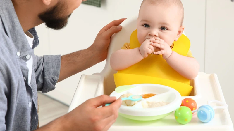 Việc tiếp xúc trực tiếp, cầm nắm thức ăn giúp trẻ cảm thấy tò mò và hứng thú hơn trong quá trình ăn uống