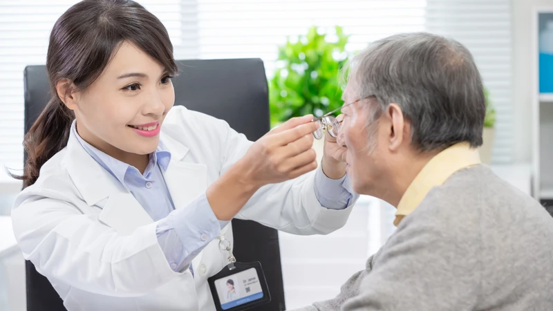Nếu tình trạng sưng mắt kéo dài hoặc kèm theo dấu hiệu bất thường, người bệnh nên đi khám ngay