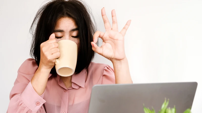 Cách trị bọng mắt bằng nước đá là giải pháp được nhiều người tìm kiếm khi bị sưng mắt do các thói quen hằng ngày