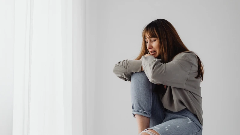 Khóc nhiều có thể khiến mắt bị sưng húp tạm thời