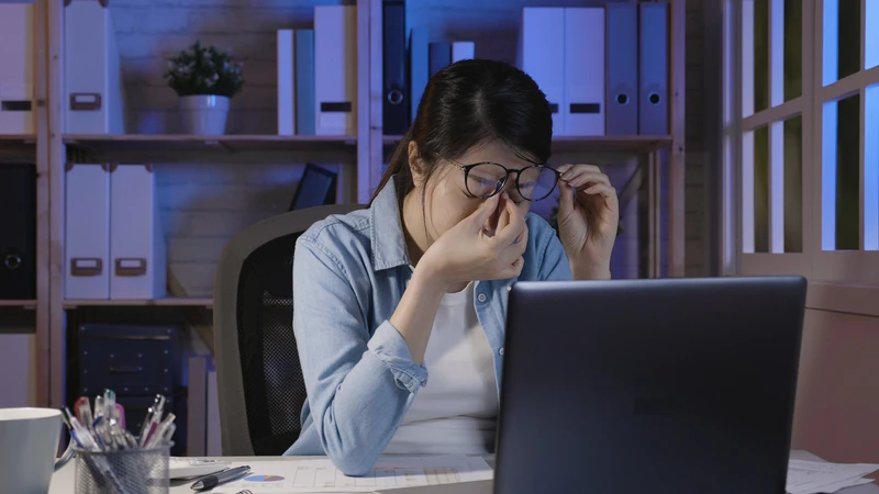 Thức khuya và stress kéo dài dễ làm gàu nặng hơn, hãy duy trì lối sống lành mạnh