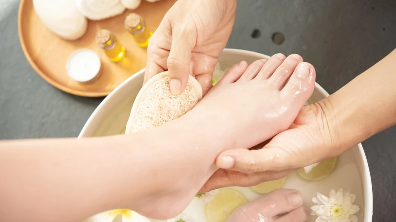 Ngâm châm với nước muối ấm giảm hôi chân hiệu quả