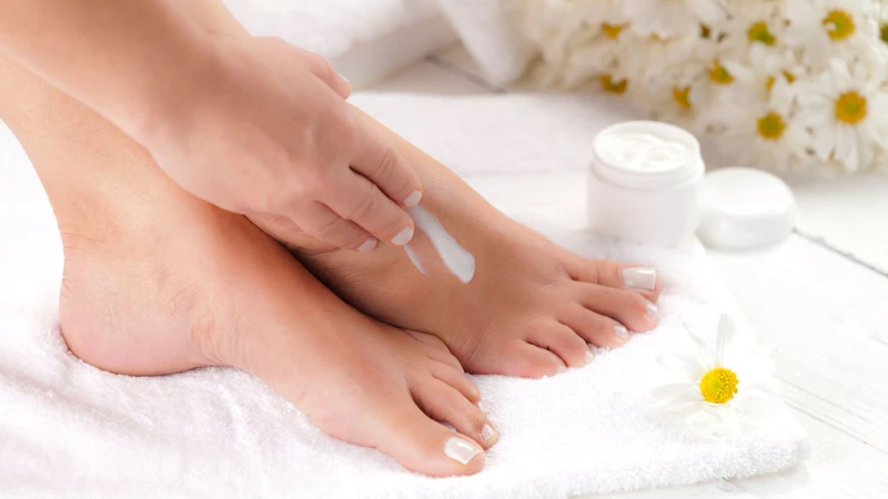 Có thể sử dụng một vài sản phẩm có khả năng giảm mùi hôi chân
