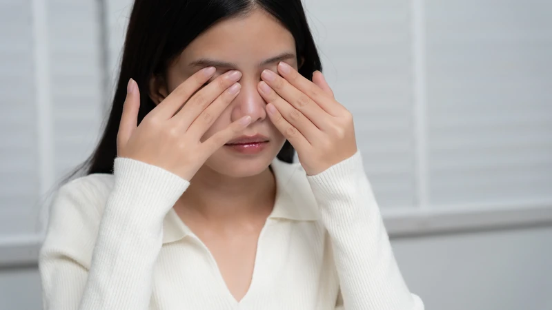 Nghỉ mắt định kỳ khi sử dụng thiết bị điện tử giúp giảm tình trạng mỏi và khô mắt