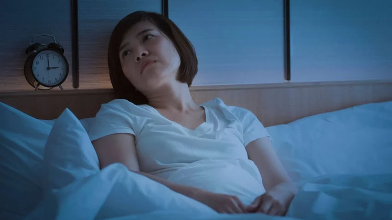 Thức giấc nhiều lần trong đêm và khó ngủ lại là dấu hiệu cho thấy bạn có thể đang mất ngủ