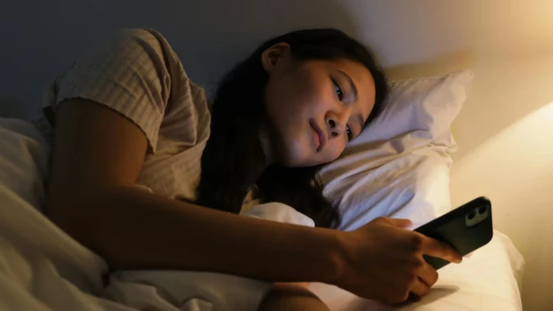 Giảm ánh sáng mạnh vào buổi tối, nhất là ánh sáng xanh từ màn hình giúp cơ thể dễ dàng đi vào giấc ngủ