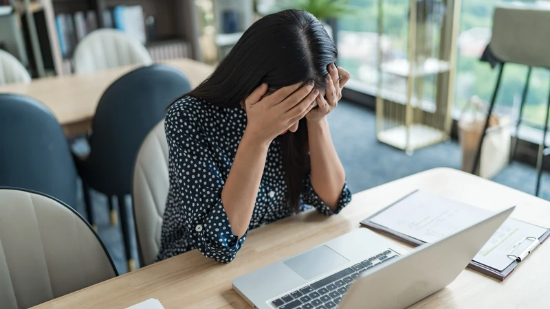 Áp lực tinh thần kéo dài làm giấc ngủ chập chờn, người trẻ mệt mỏi vì lo toan