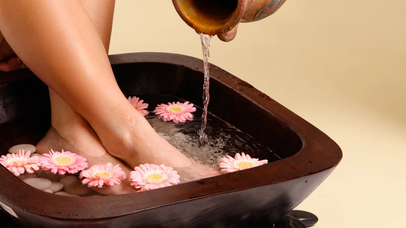 Ngâm chân với nguyên liệu tự nhiên là một trong những cách trị nứt gót chân​