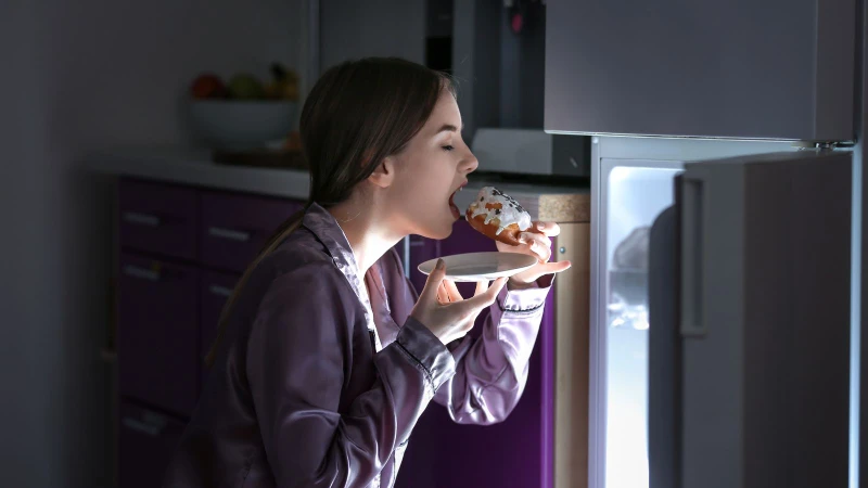 Ăn uống không đúng giờ, bỏ bữa hoặc ăn khuya thường xuyên có thể gây rối loạn tiêu hoá