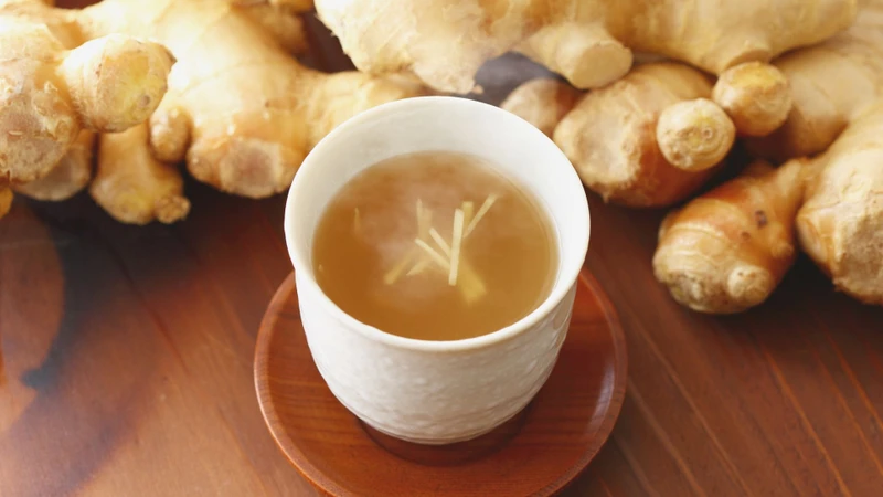 Uống trà gừng ấm mỗi ngày giúp hỗ trợ cải thiện tuần hoàn và giảm khó chịu