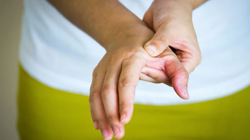 Tê tay tăng dần hoặc kèm chóng mặt cần được thăm khám sớm tại cơ sở y tế