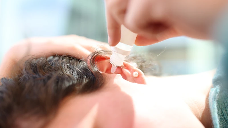 Chỉ dùng thuốc nhỏ tai theo chỉ định bác sĩ, tránh nguy cơ tổn thương thần kinh thính giác