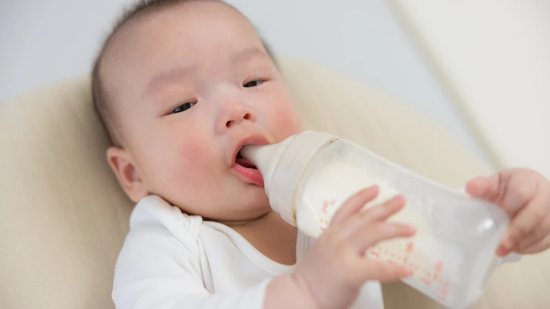 Nếu bé thường xuyên biếng ăn, chậm tăng cân hoặc hay rối loạn tiêu hóa, cha mẹ nên điều chỉnh lại lịch ăn