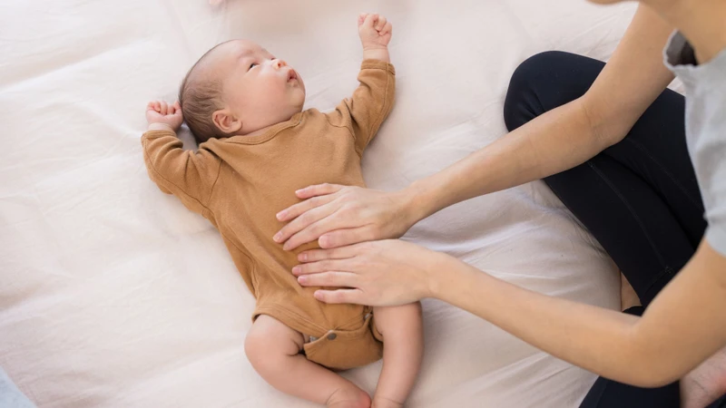 Massage bụng nhẹ nhàng theo chiều kim đồng hồ giúp kích thích nhu động ruột