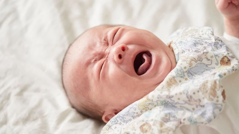 Nên đưa trẻ đi khám bác sĩ nếu sôi bụng kèm nôn nhiều, sốt, bỏ bú hoặc quấy khóc dữ dội