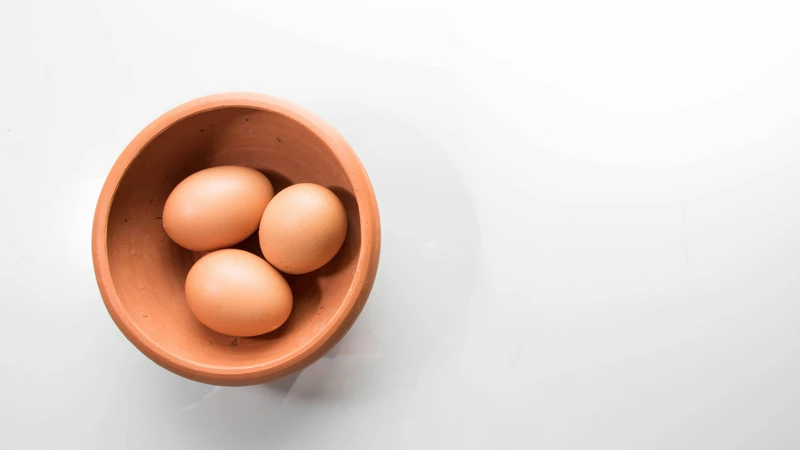 Cảm cúm ăn trứng gà được không? Câu trả lời là không nên vì khiến thân nhiệt khó hạ