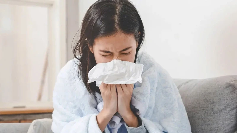 Người bệnh sẽ hắt hơi, chảy mũi, nghẹt mũi và có thể kèm theo ho hoặc khàn tiếng