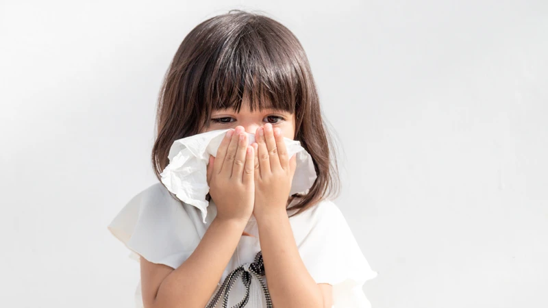 RSV có thể bắt đầu với biểu hiện tương tự cảm lạnh nhưng thường tiến triển nặng hơn, nhất là ở trẻ nhỏ