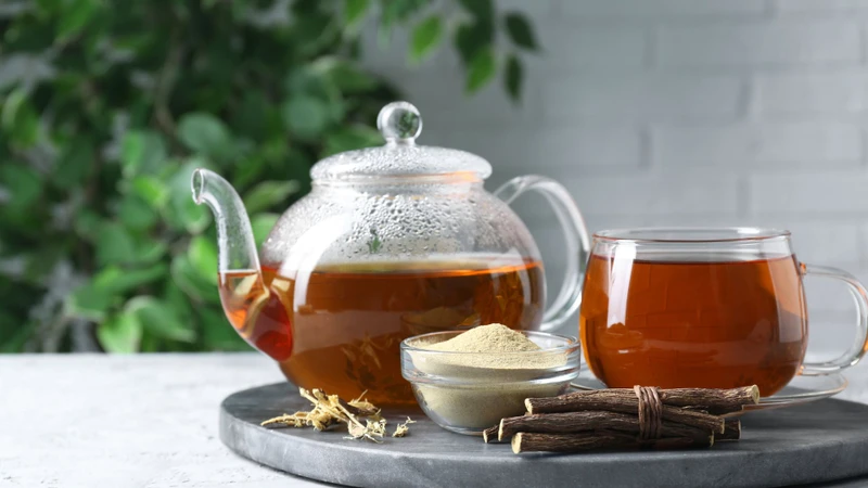 Trà cam thảo thường được sử dụng để hỗ trợ làm dịu cảm giác khó chịu ở cổ họng
