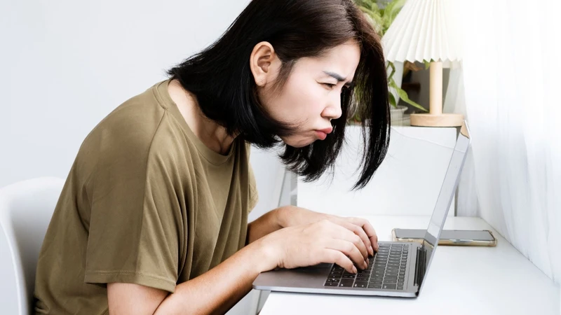 Người cận 10 độ thường nhìn xa rất mờ nếu không sử dụng kính