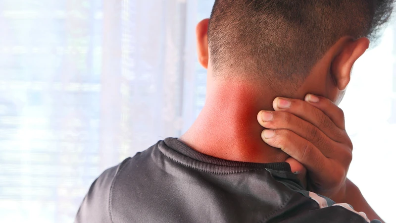 Nên tránh thói quen gồng cứng cơ vai cổ trong thời gian dài