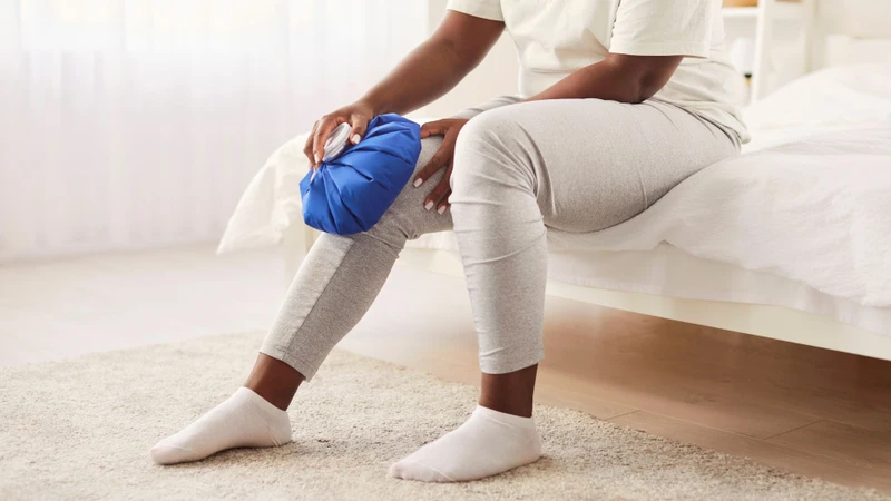 Chườm lạnh giúp giảm đau hiệu quả khi bị căng cơ đầu gối trong 48 giờ đầu