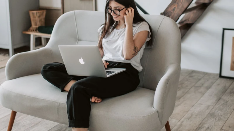 Ngồi sai tư thế khi làm việc cũng có thể dẫn đến căng cơ sau gối