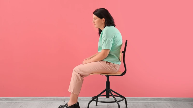 Ngồi sai tư thế là một nguyên nhân dẫn đến căng cơ vai