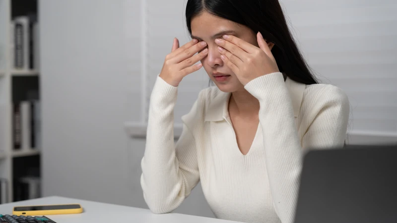 Cảm giác càng dụi mắt càng ngứa là hiện tượng thường gặp ở nhiều người