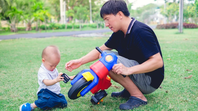 Luôn có người lớn giám sát khi trẻ chơi và hướng dẫn trẻ không đưa đồ vật vào miệng, mũi hoặc tai