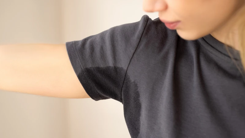 Cạo lông không đúng cách có thể gây kích ứng da, khiến vùng nách nóng rát và tăng tiết mồ hôi tạm thời