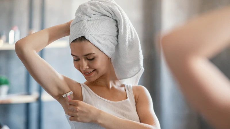 Nên tắm bằng nước ấm trước khi cạo lông nách để làm mềm sợi lông và loại bỏ mồ hôi, tế bào chết