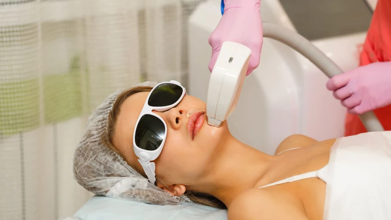 Hiện nay, các công nghệ như laser, IPL và điện di ánh sáng được ứng dụng phổ biến để loại bỏ lông trong thẩm mỹ da
