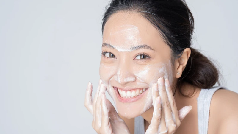 Nên rửa mặt sạch và dưỡng ẩm cho da mỗi ngày
