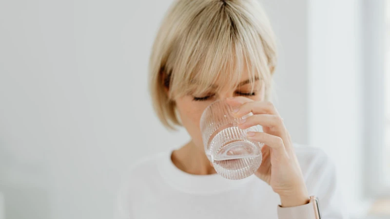 Uống nước từng ngụm nhỏ và nhiều lần trong ngày là cần thiết sau cắt amidan