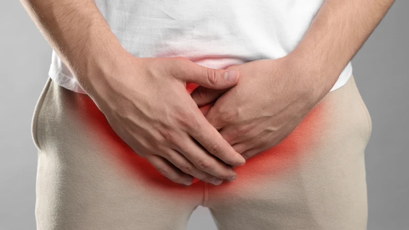 Quần lót quá chật có thể khiến dương vật bị cọ xát liên tục, gây đau và khó chịu