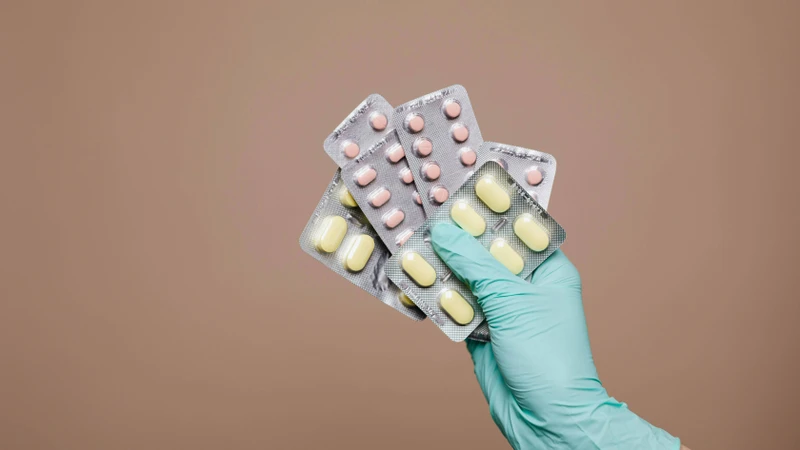 Người bệnh nên sử dụng thuốc giảm đau, kháng viêm hoặc kháng sinh theo chỉ định của bác sĩ