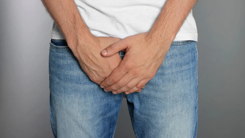 Viêm nhiễm vùng bao quy đầu là một nguyên nhân khiến dây hãm bao quy đầu bị ngắn