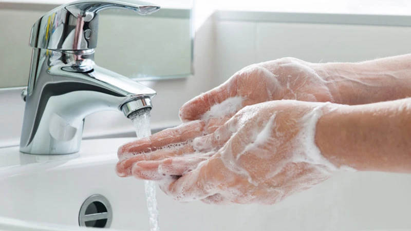 Rửa tay sạch bằng xà phòng trước và sau khi lấy mẫu, giúp xét nghiệm cấy phân đạt giá trị cao nhất