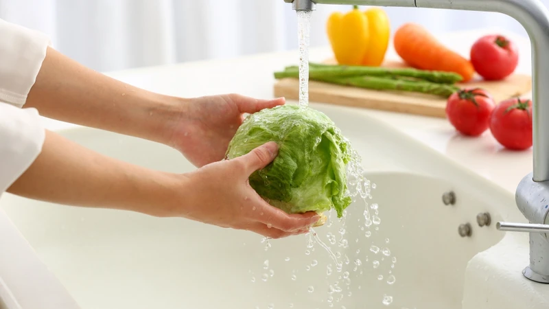 Cây rau mương nên được rửa sạch trước khi sử dụng để loại bỏ bụi bẩn và vi sinh vật
