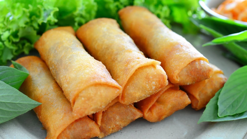Kết hợp chả giò với rau xanh giúp cân bằng bữa ăn hằng ngày