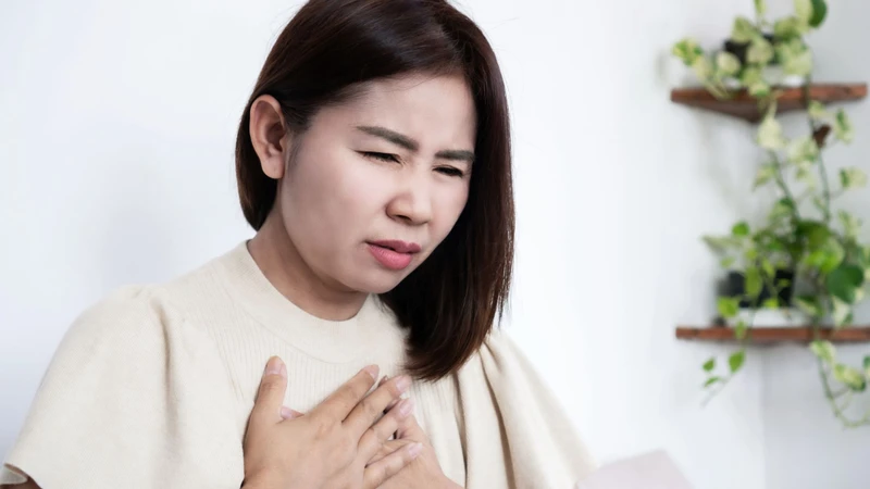 Khi thai vào tổ, người mẹ có thể thấy ngực căng, mềm, đau nhẹ hoặc tăng cảm giác nhạy khi chạm vào