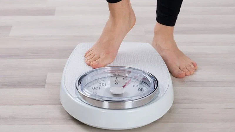 BMI cao ảnh hưởng hormone khiến kinh nguyệt chậm sau ngừng thuốc và chu kỳ trở nên không ổn định