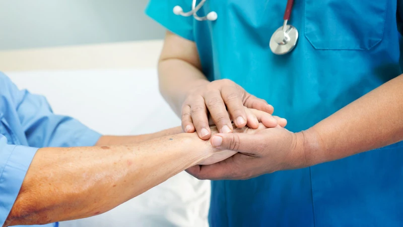 Chăm sóc bệnh nhân là tổng hợp các hoạt động hỗ trợ người bệnh điều trị và phục hồi